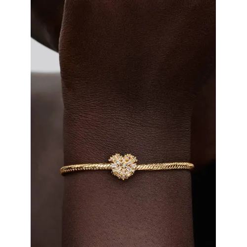 Photo présentant l’intégralité de la Pandora Charm Cœur Scintillant Doré