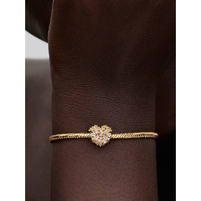 Gros plan de la Pandora Charm Cœur Scintillant Doré sur un mannequin