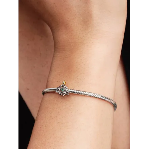 Photo présentant l’intégralité de la Pandora Charm Sapin de Noël