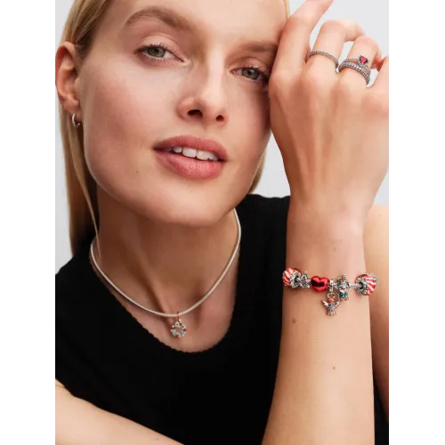 Photo présentant l’intégralité de la Pandora Charm Sapin de Noël