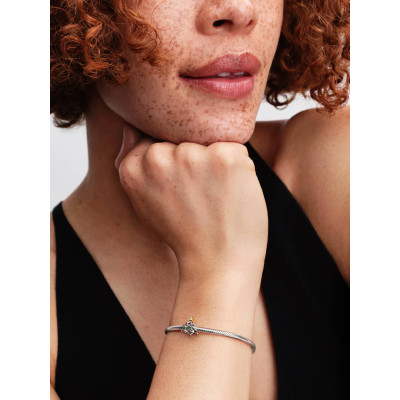 Un mannequin portant la Pandora Charm Sapin de Noël