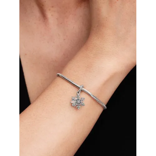 Photo présentant l’intégralité de la Pandora Charm Pendant Double Flocon de Neige Opalescent