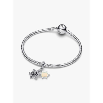Visuel illustrant l’ensemble de la Pandora Charm Pendant Double Flocon de Neige Opalescent