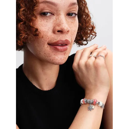 Photo présentant l’intégralité de la Pandora Charm Pendant Double Flocon de Neige Opalescent