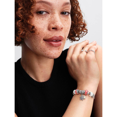 Un mannequin portant la Pandora Charm Pendant Double Flocon de Neige Opalescent