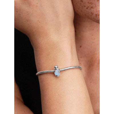 Gros plan de la Pandora Charm Phoque sur un mannequin
