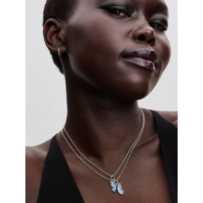 Charm Pendant Papillon Séparable sur un mannequin.