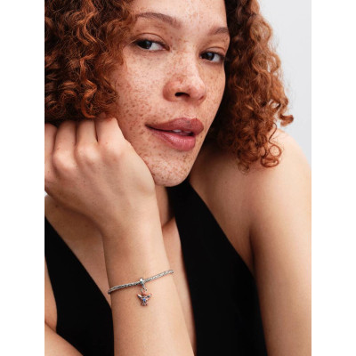 Charm Pendant Ange de Pain d’Épices sur un mannequin.