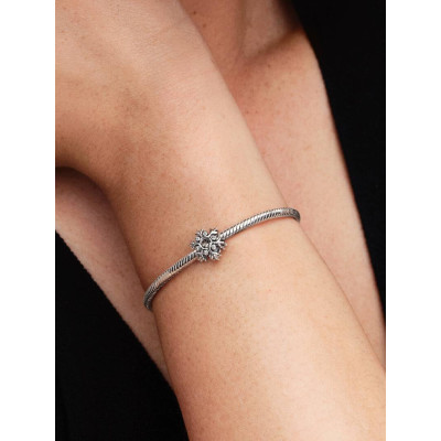 Gros plan du Charm Flocon de Neige sur un mannequin