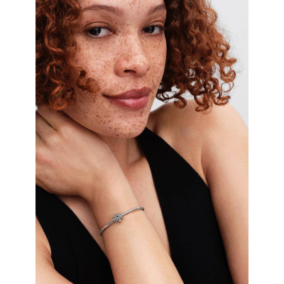 Charm Flocon de Neige sur un mannequin.