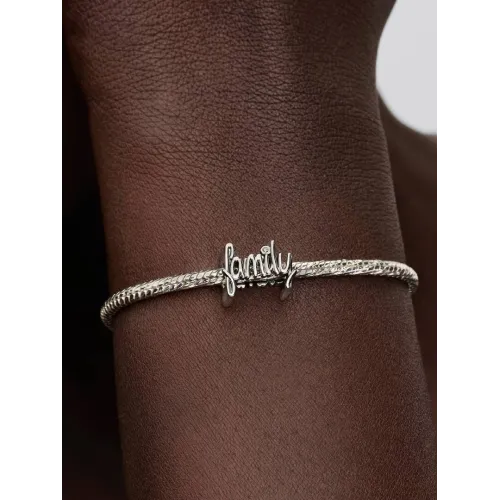 Photo présentant l’intégralité de la Charm Family En Lettres Cursives