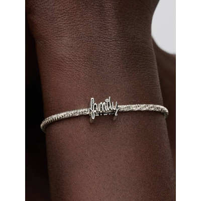 Gros plan de la Charm Family En Lettres Cursives sur un mannequin