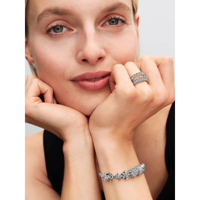 Vue Charm Family En Lettres Cursives sur un mannequin