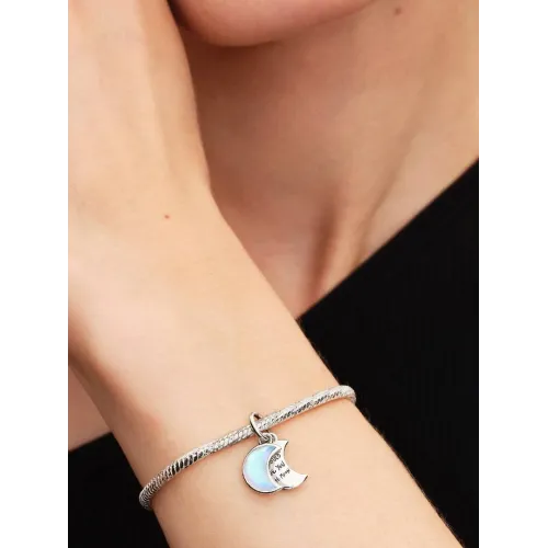 Photo présentant l’intégralité de la Charm Pendant Double Croissant de Lune