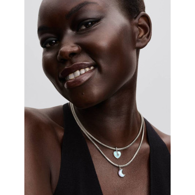 Charm Pendant Double Croissant de Lune sur un mannequin