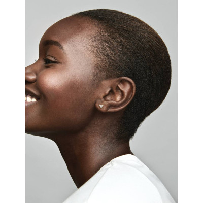 Pandora Clous D’Oreilles Cœur Triple Pierre sur un mannequin
