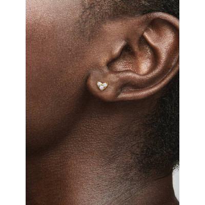 Gros plan de la  Pandora Clous D’Oreilles Cœur Triple Pierre sur un mannequin