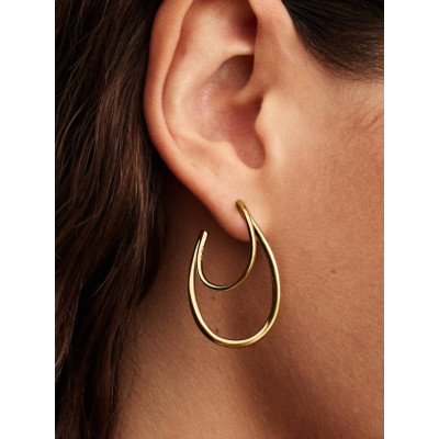 Gros plan de la Pandora Créoles Doubles de Forme Organique
• Un mannequin portant la Créoles Doubles de Forme Organique