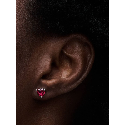 Gros plan de la Clous d’Oreilles Cœur Rouge sur un mannequin