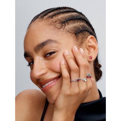 Un mannequin portant la Clous d’Oreilles Cœur Rouge