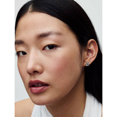 Un mannequin portant la Clous d’Oreilles Herbier Scintillant