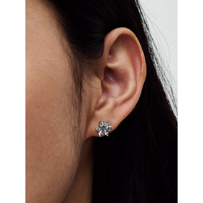 Gros plan de la Clous d’Oreilles Herbier Scintillant sur un mannequin