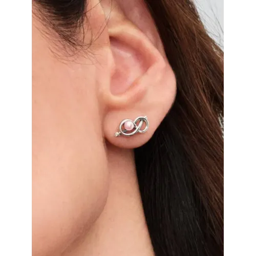 Photo présentant l’intégralité de la Clous d’Oreilles Nœud de l’Infini