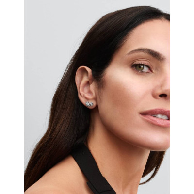 Un mannequin portant la Clous d’Oreilles Halo Embrace