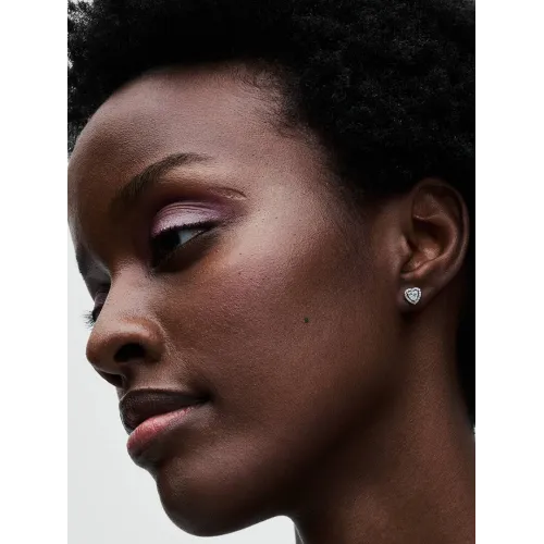 Photo présentant l’intégralité de la Clous d’Oreilles Cœurs Surélevés