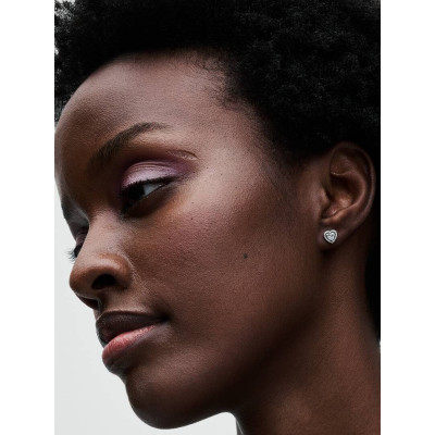 Un mannequin portant la Clous d’Oreilles Cœurs Surélevés
• Clous d’Oreilles Cœurs Surélevés sur un mannequin