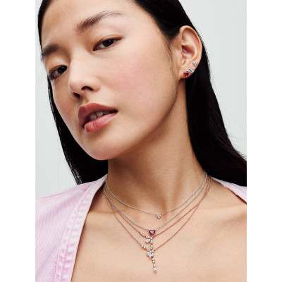 Vue Clous d’Oreilles Cœurs Surélevés sur un mannequin