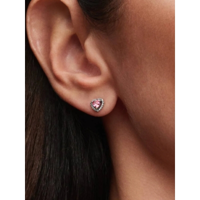 Gros plan de la Clous d’Oreilles Cœurs Surélevés Roses sur un mannequin