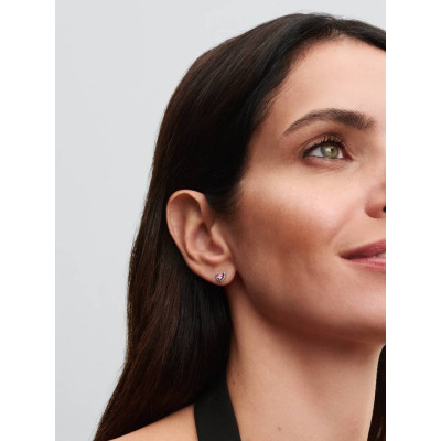 Vue Clous d’Oreilles Cœurs Surélevés Roses sur un mannequin