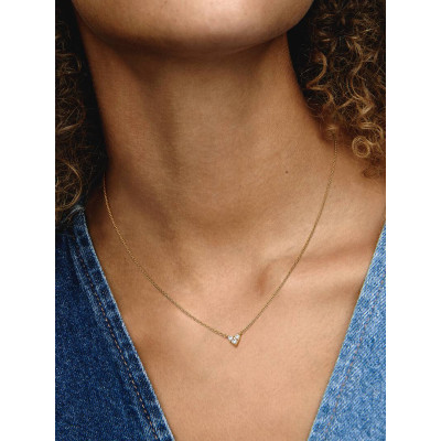 Gros plan de la Pandora Collier Cœur Triple Pierre sur un mannequin