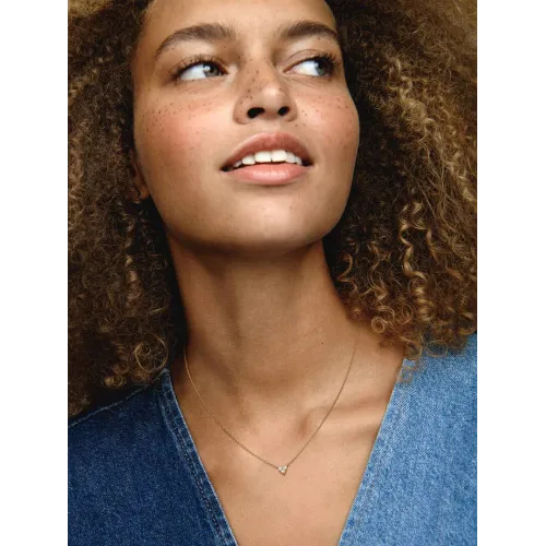 Photo présentant l’intégralité de la Pandora Collier Cœur Triple Pierre