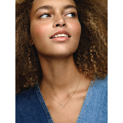 Pandora Collier Cœur Triple Pierre sur un mannequin