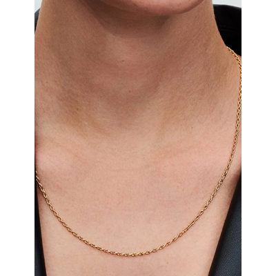 Gros plan de la Pandora Collier à Maillons Infini sur un mannequin