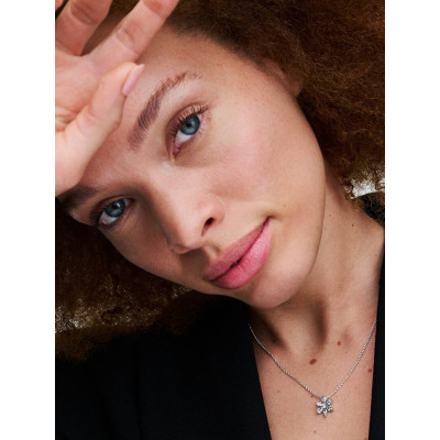 Pandora Collier à Pendentif Herbier Scintillant sur un mannequin
