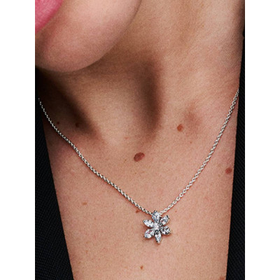 Gros plan de the Pandora Collier à Pendentif Herbier Scintillant sur un mannequin