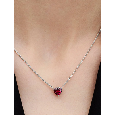 Gros plan de la Collier Pendant Halo Cœur Scintillant sur un mannequin