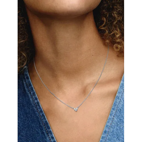 Photo présentant l’intégralité de la Collier Cœur Trois Pierres