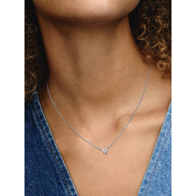 Photo présentant l’intégralité de la Gros plan de la Collier Cœur Trois Pierres