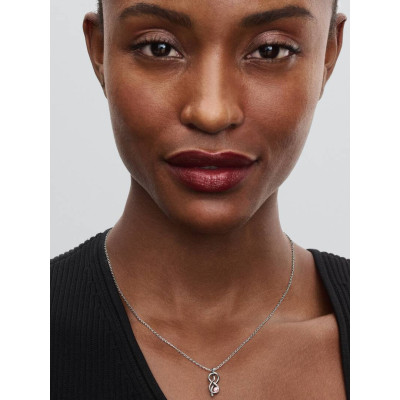 Gros plan de la Collier Nœud de l’Infini sur un mannequin