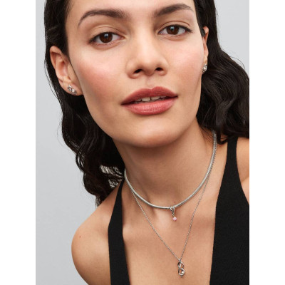 Collier Nœud de l’Infini sur un mannequin