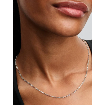 Gros plan de la Collier Chaîne d’Ancre sur un mannequin