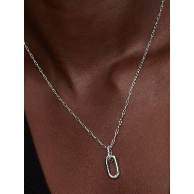 Gros plan de la Collier à Pendentif Link Ouvrable sur un mannequin