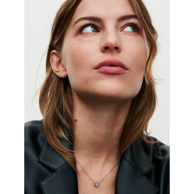 Vue Collier Cœur Surélevé sur un mannequin