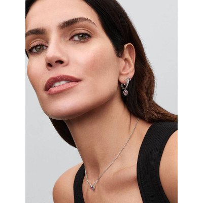 Un mannequin portant la Collier Pendant Halo Cœur Scintillant