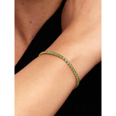 Gros plan de la Bracelet Rivière Vert Scintillant sur un mannequin