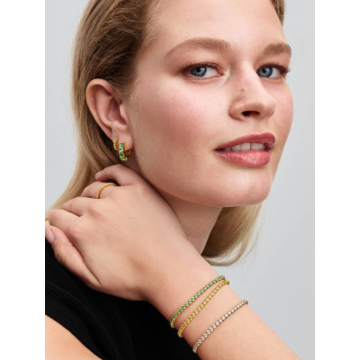 Bracelet Rivière Vert Scintillant sur un mannequin.